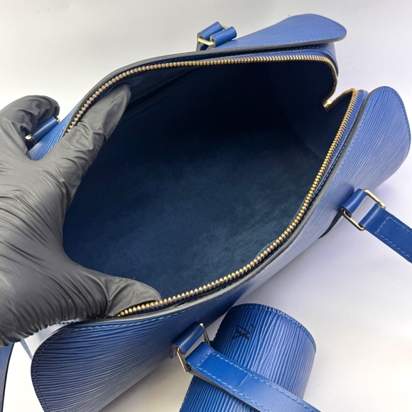 Authentic Louis Vuitton Epi Soufflot Handbag, Toledo Blue M52225 w/small pouch - Picture 8 of 12